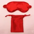 Dettaglio della maschera da notte in seta sintetica rossa con sacchetto coordinato. - Rosso