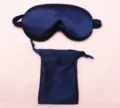 Dettaglio della maschera per dormire in finta seta blu navy e della custodia con coulisse - Blu scuro