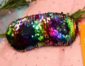 Vista dettagliata delle paillettes reversibili a sirena colorate su questa maschera da viaggio - Nuovo Colorato / Black Rainbow Duo