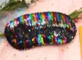 Dettaglio macro delle vivaci paillettes arcobaleno reversibili su una maschera da notte sirena - Arcobaleno / sfumatura rosa-blu