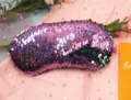 Dettaglio di una mascherina per dormire con paillettes reversibili a scaglie viola e verdi - Multicolore Olografico / Viola & Verde Onirico