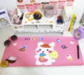 Detailansicht der rosa Schreibtischmatte mit süßem Hasen und SO CUTE Schriftzug - Cartoon Serie 1