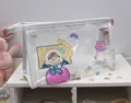 Linda bolsa de maquillaje de PVC transparente con astronauta y diseño de arena fina - Space Girl -2
