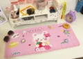 Große rosa Kawaii-Schreibtischmatte mit süßem Erdbeerbären und Gittermuster-Design - Cartoon Serie 8