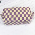 Nahaufnahme einer lila-gelb karierten gestrickten Kosmetiktasche mit weicher Textur - Lila Und Gelb Schachbrett / Lila