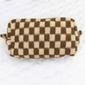 Detailansicht der braun-beigen gestrickten Kosmetiktasche mit Schachbrettmuster aus Garn - Braunes Schachbrett / Braun
