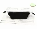 Vue détaillée d'une trousse en velours côtelé noir et blanc posée sur un livre ouvert - Noir