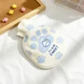 Vista dettagliata della graziosa borsa dell'acqua calda in peluche con motivo a zampa - Gatto Blu