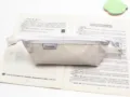 Gros plan d'une trousse en velours côtelé crème montrant la texture et la fermeture - Blanc Cassé