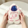 Primo piano di una simpatica borsa dell'acqua calda in peluche a forma di astronauta - Astronauta Rosa