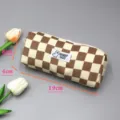Detailansicht eines braun karierten Cord-Federmäppchens mit den Maßen 19x8x4cm - Hellbraun Kariert