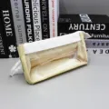 Dettaglio dell'astuccio per matite trasparente crema a grande capacità con chiusura bianca - Beige