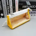 Vista dettagliata dell'astuccio trasparente giallo a grande capacità per gli studenti - Giallo