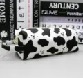 Detailweergave van etui met koeprint, schattig gezichtje en handvat - Portable Pencil Case-Milk Lines