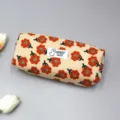 Detaillierte Ansicht einer Cord-Federmappe mit orangen Retro-Blumenmustern und Label - Beige Blumenmuster