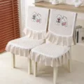 Housses de chaise beiges avec broderies de chiots et bords à volants, ensemble complet - Ensemble de style chinois 1 coussin et 1 dossier / Petit chiot - Beige