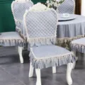 Housses de chaise matelassées grises style européen et nappe assortie avec dentelle - Coussins de chaise de style européen (Commander selon la quantité) / Gris velours de style européen