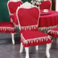 Détail de la housse de chaise matelassée rouge de style européen avec dentelle - Coussins de chaise de style européen (Commander selon la quantité) / Rouge velours de style européen