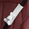 Funda de cinturón de seguridad de felpa blanca con una linda mascota de conejo en 3D - Conejito Blanco