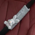 Almohadilla de cinturón de seguridad de felpa gris con variante de conejo 3D - Conejo Azul