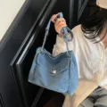 Sac cabas en denim lavé avec bandoulière chaîne et fermoir métallique - Bleu clair