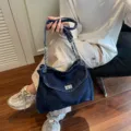 Sac à bandoulière en denim délavé bleu foncé avec chaîne argentée et verrou chic - Bleu foncé