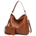 Vista detallada del conjunto de bolso hobo vintage marrón con sobre y herrajes dorados - Juego de bolsos Marrón