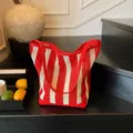 Bolso tote de malla a rayas rojas y blancas, ideal para la playa y el ocio de verano relajado - L / Rojo