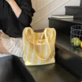 Bolso tote de malla a rayas amarillas y blancas con diseño calado para vacaciones - S / Amarillo