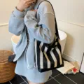 Bolso tote calado de malla a rayas blancas y negras para mujer con gran capacidad - S / Negro