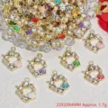 Detailansicht von Seestern- und Muschelanhängern mit Strass und Perlen für DIY-Schmuck - Mehrfarbig