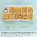 Set completo per gioielli fai-da-te dorati con chiusure, spilli e anellini. - Kit Materiale Dorato (T1#) / 10 Griglie in Scatola (1 Set) / Oro
