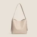 Bolso cubo minimalista de cuero beige con correa para el hombro - Blanco Roto