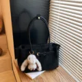 Bolso tote de ante negro mate con detalle de cinturón y colgante de conejo - Con Colgante / Negro