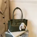 Bolso tote vintage de ante esmerilado verde oliva oscuro con hebilla y amuleto conejo - Con Colgante / Verde