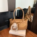 Elegante bolso de hombro vintage marrón con cinturón decorativo y colgante de conejo - Con Colgante / Marrón