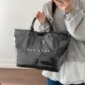 Borsa tote in PVC nero lucido con fodera floreale e scritta bianca TOTE BAG - Nero