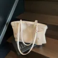 Minimalistische cremefarbene Tragetasche aus weichem Leder für Damen mit kleinem Beutel - Gebrochenes Weiß