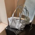 Silberne Tragetasche aus weichem Leder für Damen mit kleiner Tasche - Silber