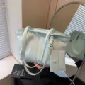 Elegante minzblaue Tragetasche aus weichem Leder für Damen mit passender kleiner Tasche. - Blau
