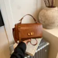 Elegante bolso de mano cuadrado vintage en cuero marrón con herrajes dorados finos - Con Colgante / Marrón