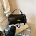 Bolso de mano cuadrado negro minimalista vintage con herrajes dorados para uso diario - Con Colgante / Negro