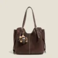 Elegante bolso tote marrón efecto ante con un adorable amuleto de monstruo de peluche. - Sin colgante / Café