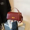 Elegante bolso cuadrado retro burdeos con cierre de giro dorado para el uso diario - Con Colgante / Rojo