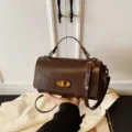 Bolso de mano clásico de cuero sintético marrón vintage con cierre de giro dorado antiguo - Con Colgante / Café