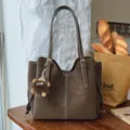 Bolso tote grande de ante marrón oscuro con costuras blancas y colgante de piel - Sin colgante / Gris