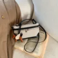 Bolso bandolera de lona elegante con ribete negro y un colgante de caballo decorativo - Sin colgante / Negro