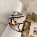 Elegante bolso bandolera de lona con ribete de cuero marrón y colgante de caballo alado - Sin colgante / Café