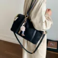 Bolso bowling vintage negro de gran capacidad con bandolera y llavero de peluche elegante - Con Colgante / Negro