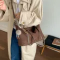 Bolso bowling retro de ante marrón gran capacidad para el uso diario con gran estilo - Con Colgante / Café